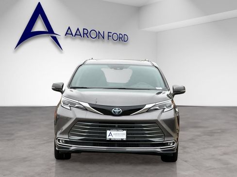 Used 2023 Toyota Sienna Platinum FWD image 9