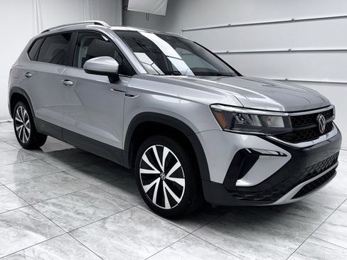 Used 2024 Volkswagen Taos SE image 2