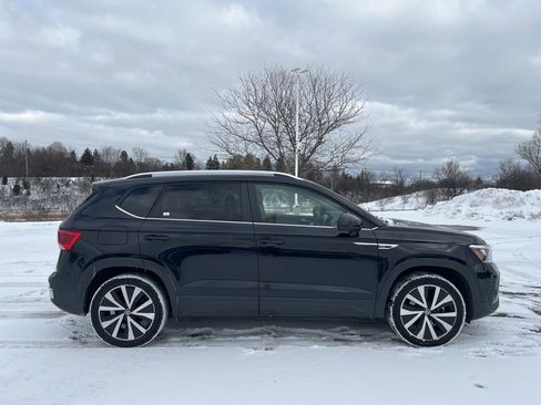 Used 2024 Volkswagen Taos SE image 3