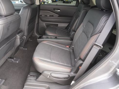 Used 2024 Nissan Pathfinder Platinum FWD image 13