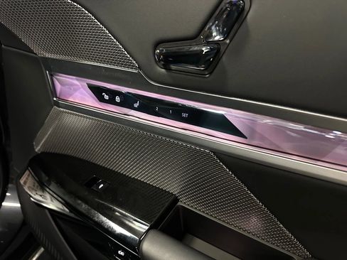 Used 2024 BMW i7 xDrive60 w/ Executive Package image 31