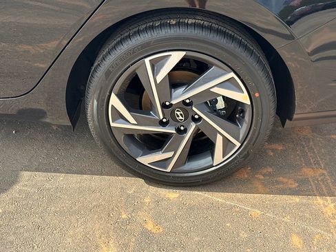 New 2026 Hyundai Elantra Limited image 19