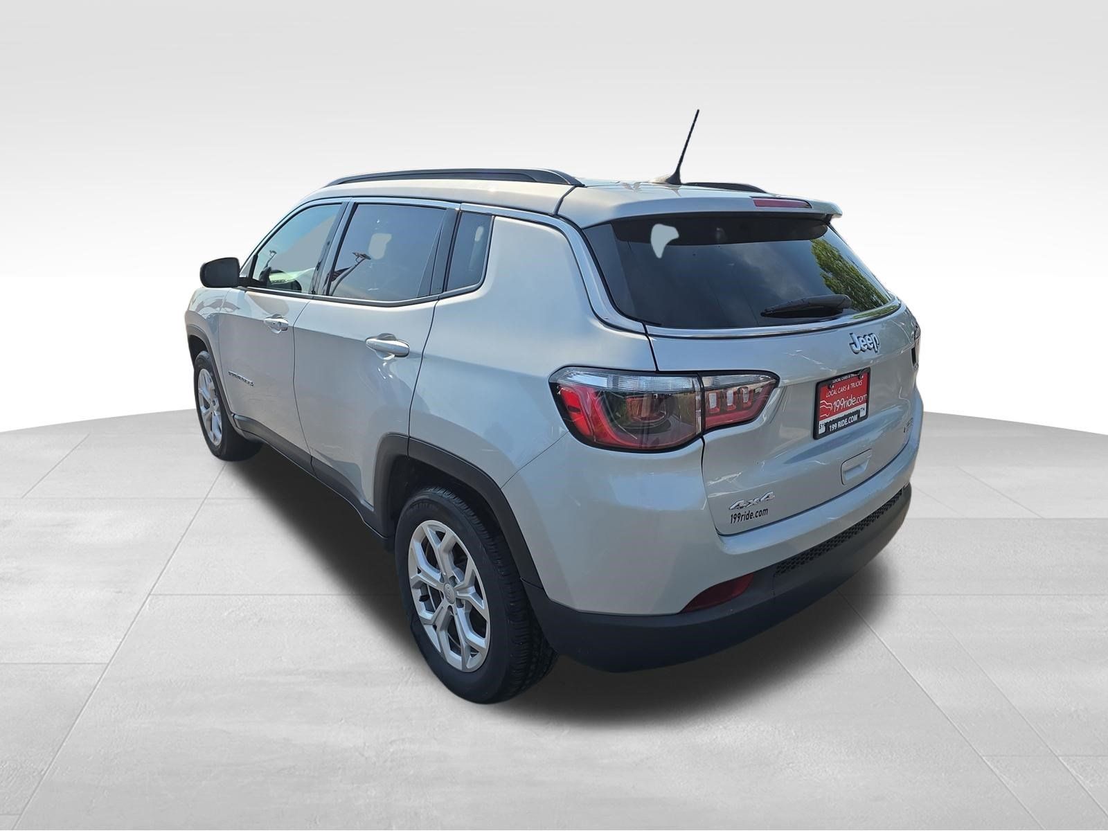 Used 2024 Jeep Compass Latitude AWD/4WD image 4