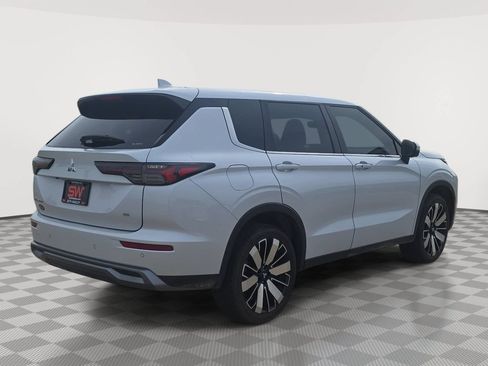Used 2025 Mitsubishi Outlander SE AWD/4WD image 3