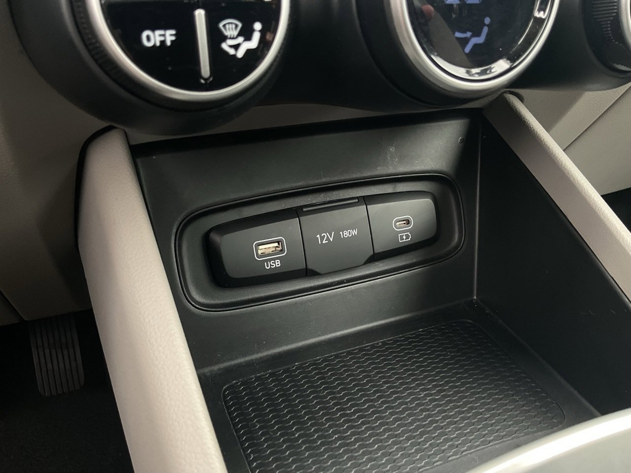 Used 2025 Hyundai Venue SEL FWD image 24