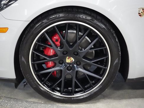Used 2019 Porsche Panamera RWD image 32