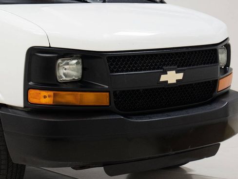 Used 2017 Chevrolet Express 2500 Extended RWD image 9
