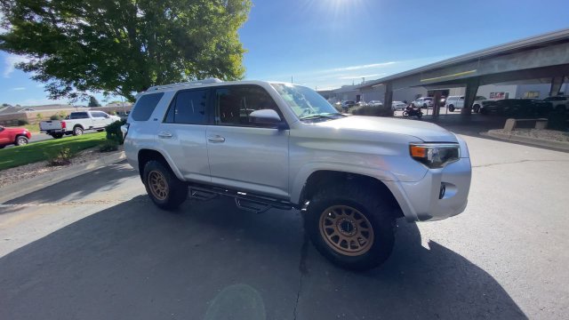 Used 2016 Toyota 4Runner SR5 AWD/4WD image 9