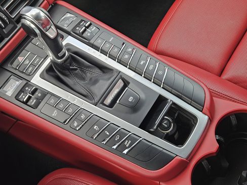 Used 2021 Porsche Macan Turbo image 20