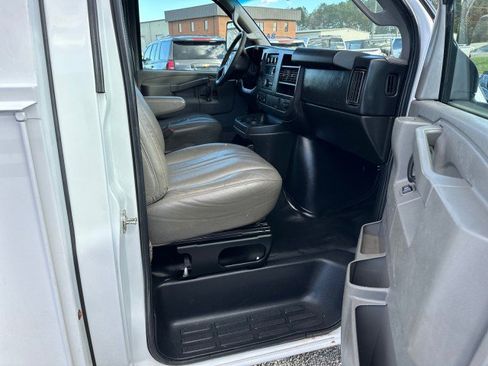 Used 2017 Chevrolet Express 3500 image 22