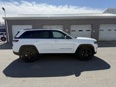 Used 2023 Jeep Grand Cherokee Altitude image 5