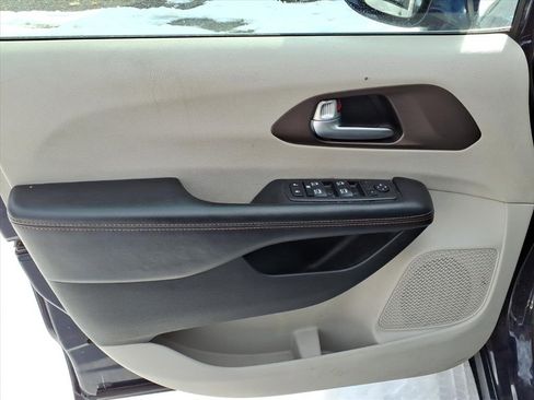 Used 2017 Chrysler Pacifica Touring-L Plus w/ Tire & Wheel Group image 12