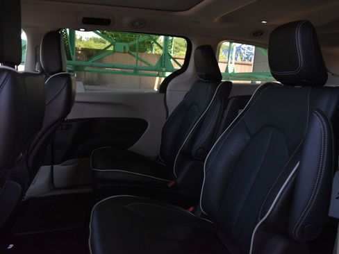 Used 2023 Chrysler Pacifica Limited FWD image 17
