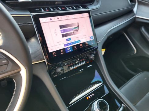 New 2025 Jeep Grand Cherokee Limited w/ Black Appearance Package image 18