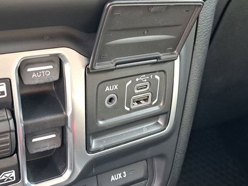 Used 2018 Jeep Wrangler Unlimited Sahara image 28