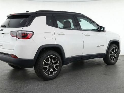 Used 2025 Jeep Compass Trailhawk image 9