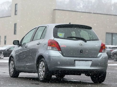 Used 2010 Toyota Yaris 4-Door Hatchback image 9