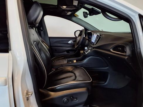 Used 2024 Chrysler Pacifica Limited w/ S Appearance Package FWD image 13