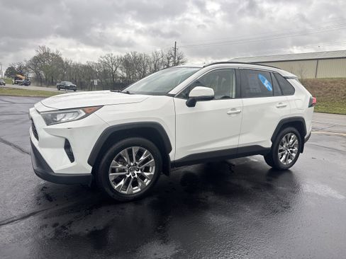 Used 2019 Toyota RAV4 XLE Premium w/ All Weather Liner Package image 2