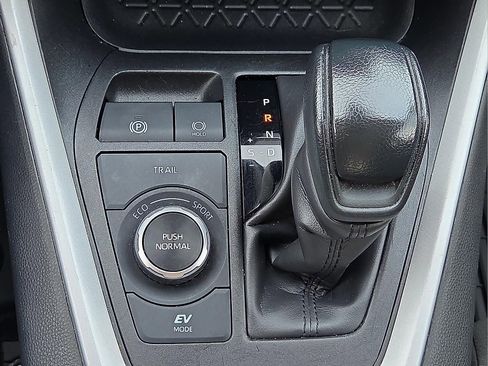 Used 2024 Toyota RAV4 LE AWD/4WD image 17