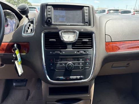 Used 2013 Chrysler Town & Country Touring FWD image 20