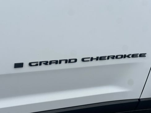 New 2025 Jeep Grand Cherokee Altitude image 7