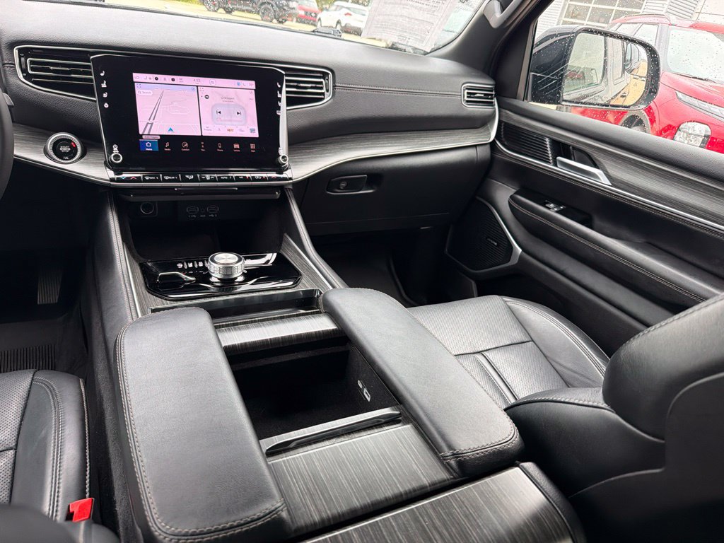 Used 2024 Jeep Wagoneer L Series II w/ Flexible Seating Group AWD/4WD image 19