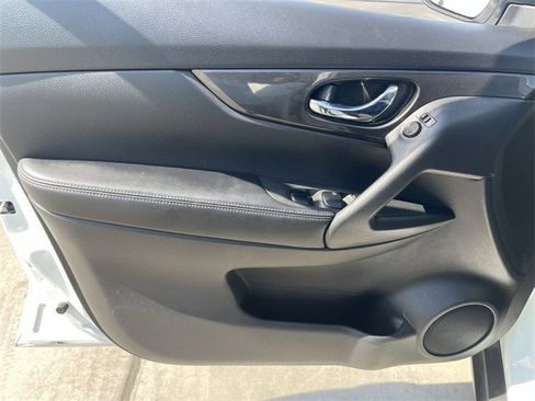 Used 2020 Nissan Rogue SV image 21