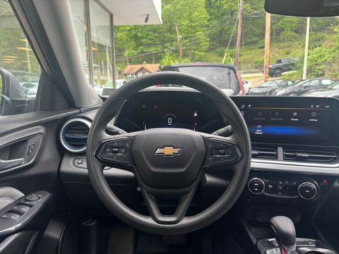 Used 2025 Chevrolet Trax LT FWD image 34