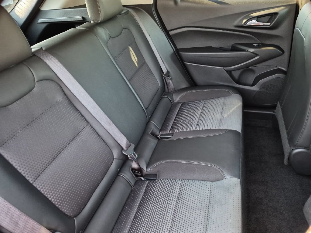 Used 2025 Chevrolet Trax LT w/ LT Convenience Package FWD image 30