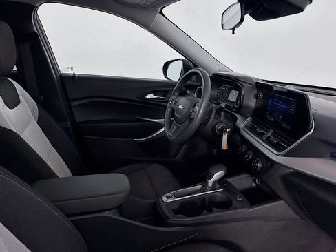 Used 2025 Chevrolet Trax LS image 35
