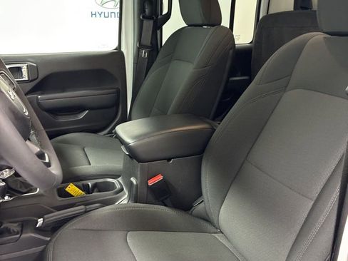 Used 2023 Jeep Gladiator Willys AWD/4WD image 10