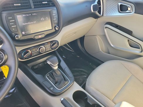 Used 2023 Kia Soul LX image 31