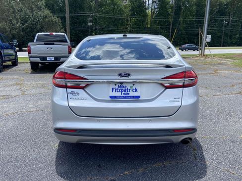 Used 2018 Ford Fusion SE w/ Equipment Group 201A FWD image 4