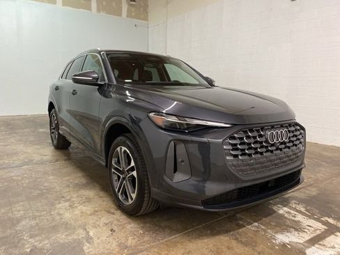 Used 2025 Audi Q5 Premium w/ Convenience Package image 3