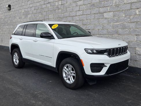 Used 2024 Jeep Grand Cherokee Laredo w/ Luxury Tech Group I AWD/4WD image 7