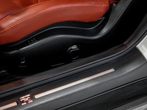 Used 2021 Nissan GT-R Premium image 31