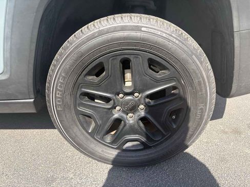 Used 2017 Jeep Renegade Trailhawk image 16