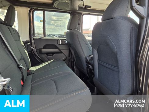 Used 2025 Jeep Wrangler Unlimited Sahara AWD/4WD image 15