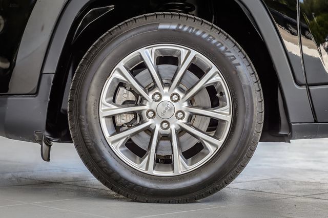 Used 2019 Jeep Cherokee Latitude Plus FWD image 12