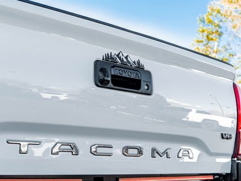 Used 2018 Toyota Tacoma TRD Off-Road image 14
