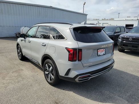 Used 2023 Kia Sorento EX w/ Panoramic Sunroof Package image 3
