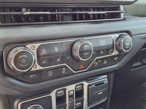Used 2024 Jeep Gladiator Mojave AWD/4WD image 9