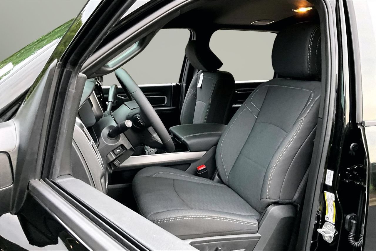 New 2026 RAM 3500 Big Horn AWD/4WD image 17
