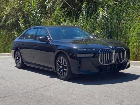 New 2025 BMW 750e xDrive image 2