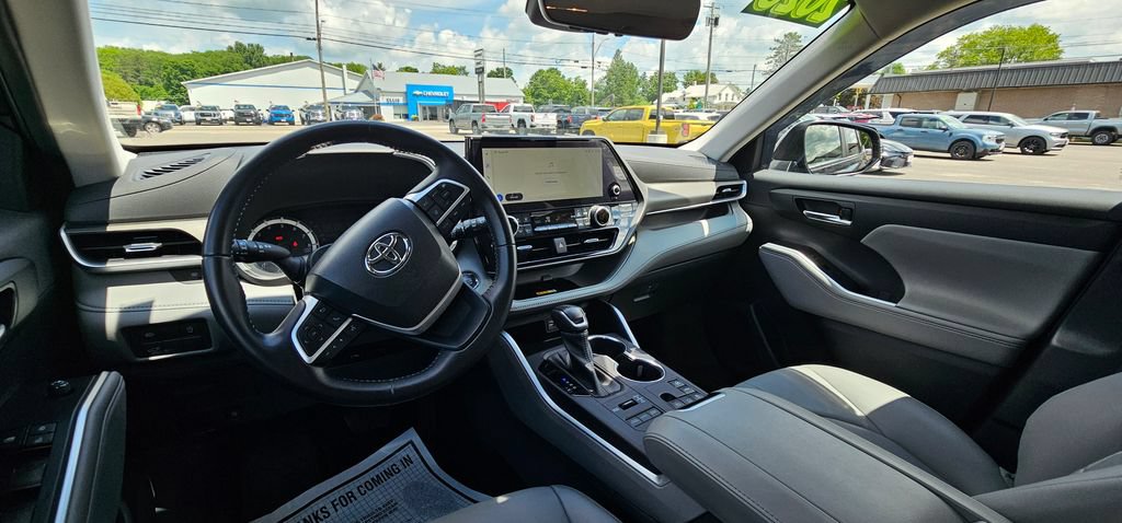 Used 2023 Toyota Highlander XLE AWD/4WD image 13
