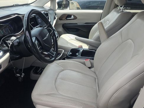 Used 2019 Chrysler Pacifica Touring-L Plus w/ Advanced Safetytec Group FWD image 5