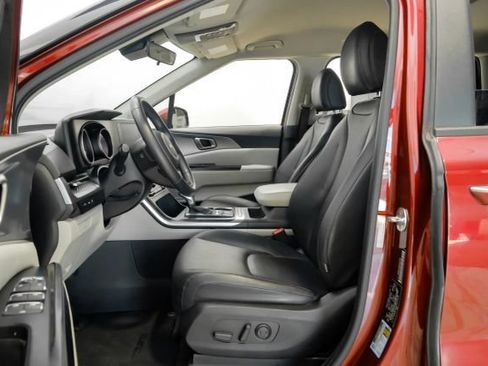 Used 2023 Kia Carnival LX FWD image 5