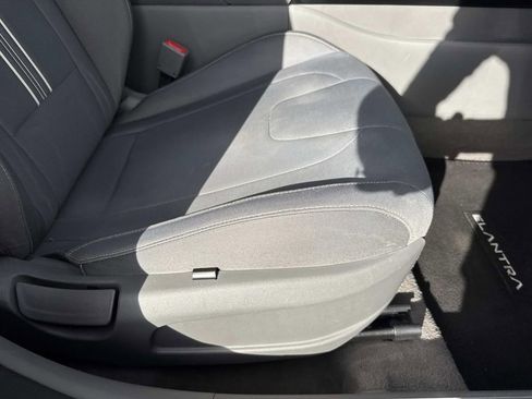 Used 2021 Hyundai Elantra SEL image 12