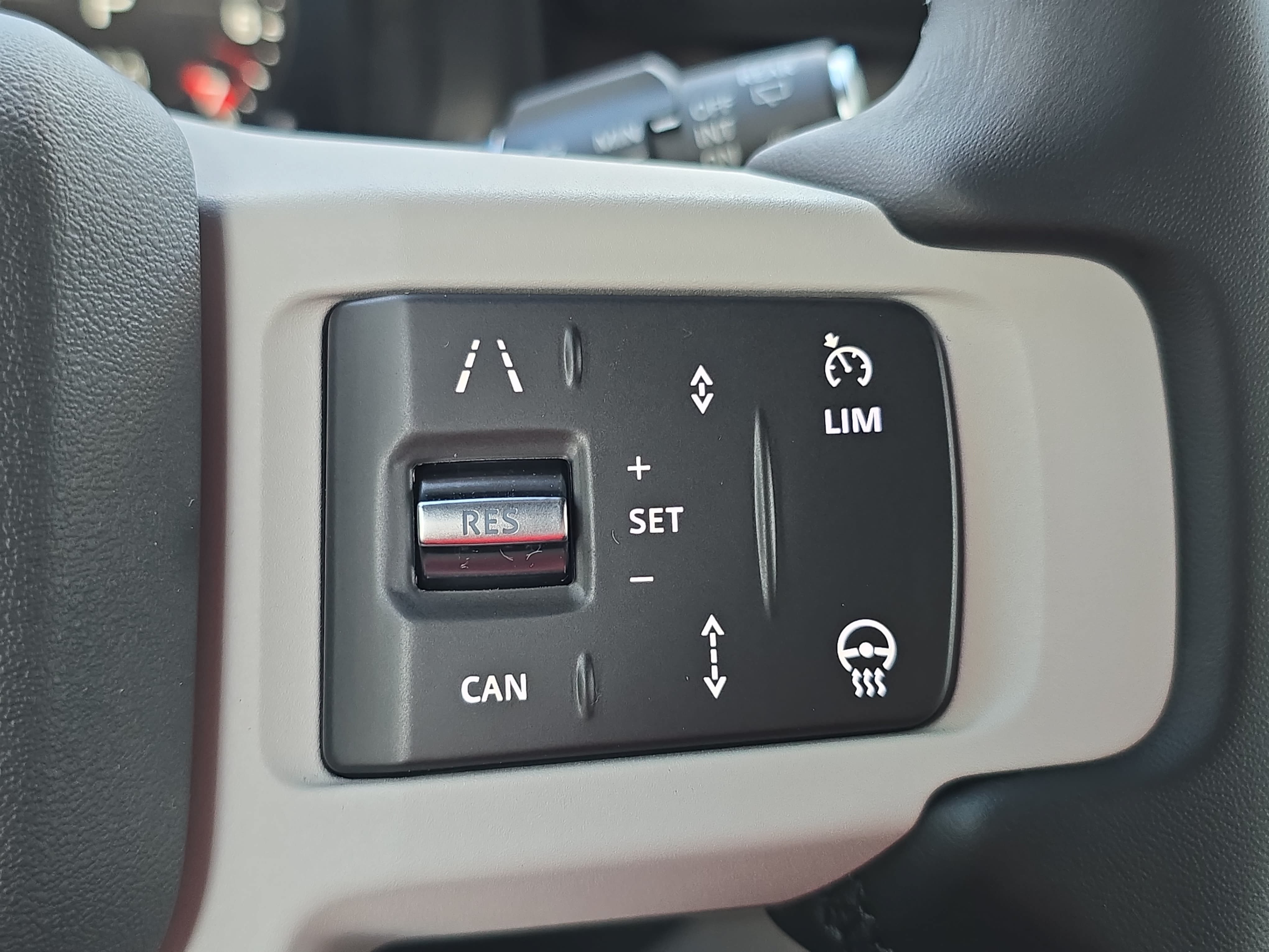 New 2026 Land Rover Defender 110 X-Dynamic SE AWD/4WD image 17